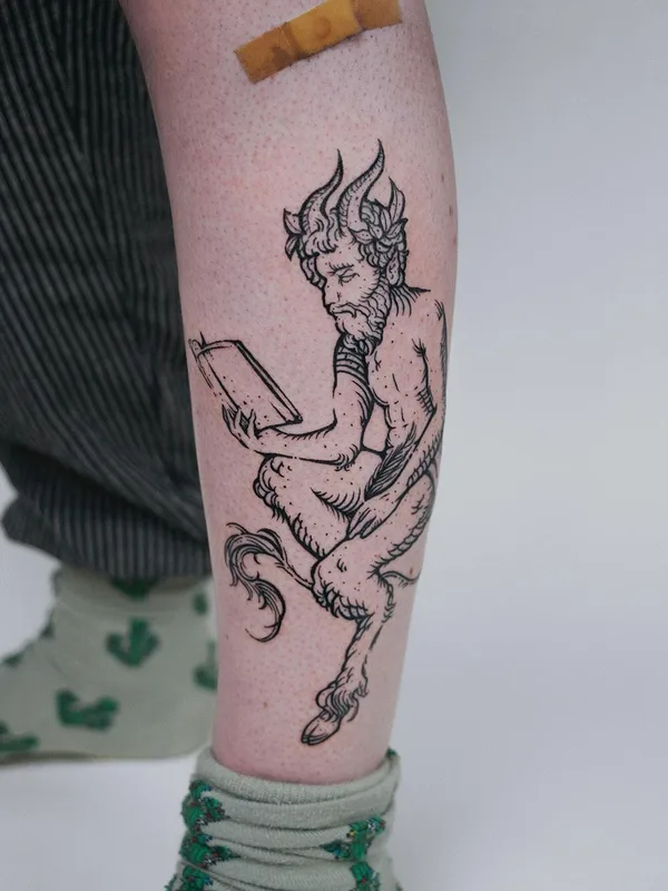 black linework tatuaje en calf #63374 | Tatuador myrkur_tattoo