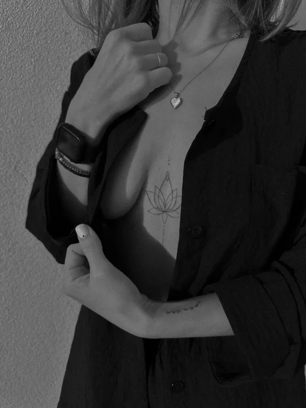 female black linework Tatuagem em sternum #63473 | Tatuador Лина Ермоленко