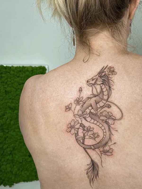female black and grey fineline татуировка на shoulder blade #52591 | Тату мастер Галина Горячих