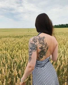 female black and grey botanic татуировка на shoulder blade #52599 | Тату мастер Владислав Скрябин