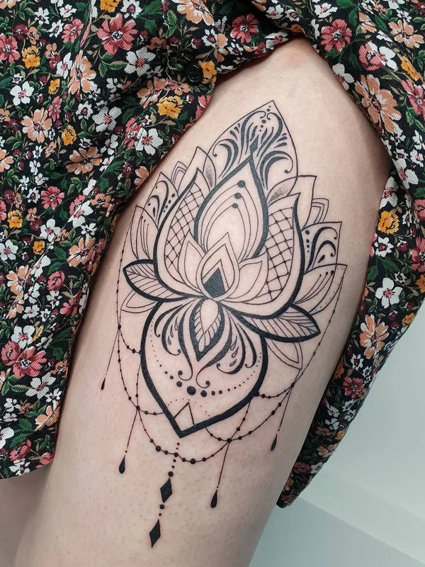 female black linework tattoo auf thigh #52633 | Tätowierer Katia Ink