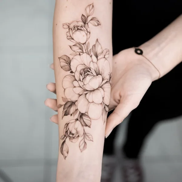 Feminine tattoo by Yarina Tereshchenko in Kyiv