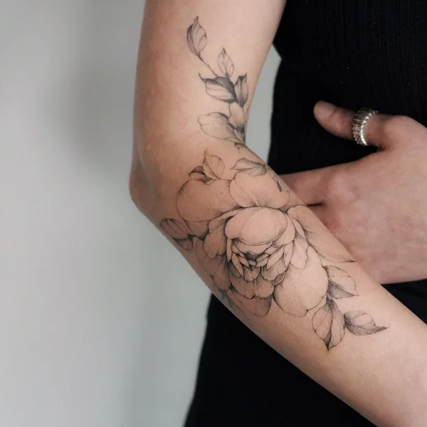 Feminine tattoo by Yarina Tereshchenko in Kyiv