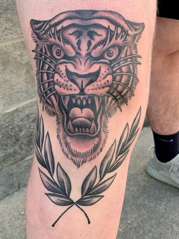 black and grey black and grey Tatuaggio su knee #57703 | Tatuatore Paul Anderson
