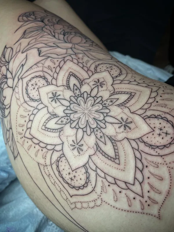 black mandala 타투 부위 thigh #57742 | 타투이스트 Megan Carroll