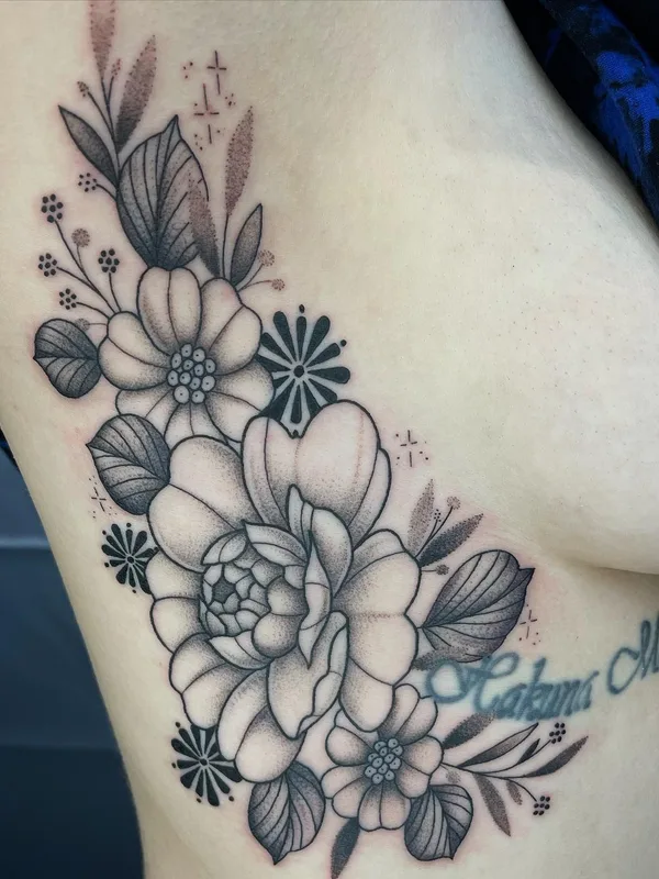 female black and grey botanic 타투 부위 side #57734 | 타투이스트 Megan Carroll