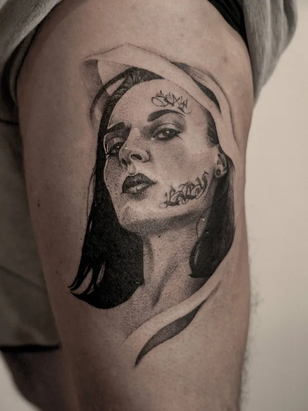 female black and grey realism татуировка на thigh #33373 | Тату мастер Elizaveta Omicheva