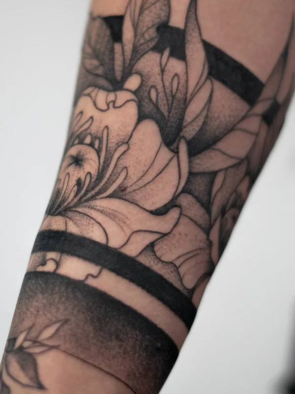 black blackwork татуировка на forearm #33380 | Тату мастер Elizaveta Omicheva