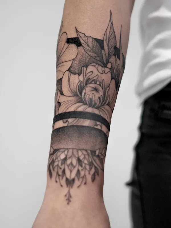 black and grey blackwork татуировка на forearm #33376 | Тату мастер Elizaveta Omicheva