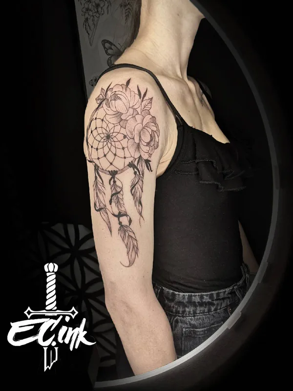 female black and grey linework татуировка на shoulder #33421 | Тату мастер Анна EC