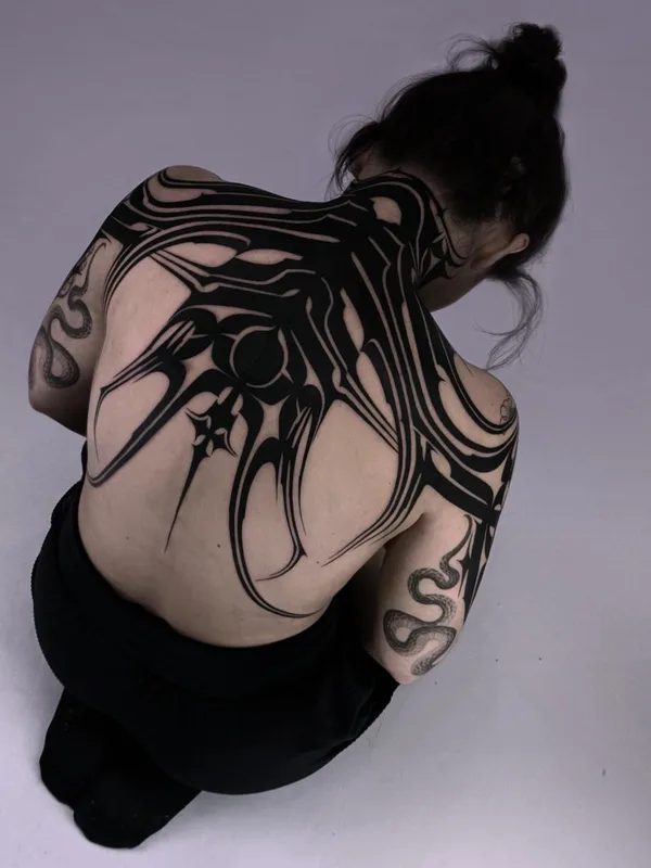 female black blackwork татуировка на full back #75433 | Тату мастер Bastian Blau