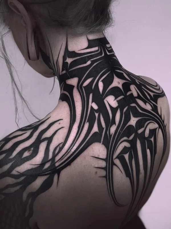female black blackwork татуировка на upper back #75432 | Тату мастер Bastian Blau