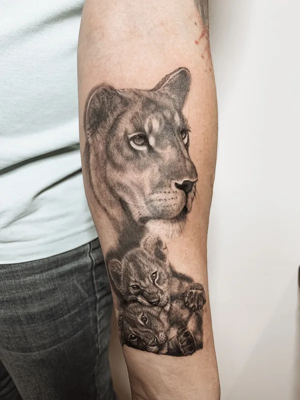 black and grey realism Tatuaggio su forearm #38191 | Tatuatore Лена Штарк 