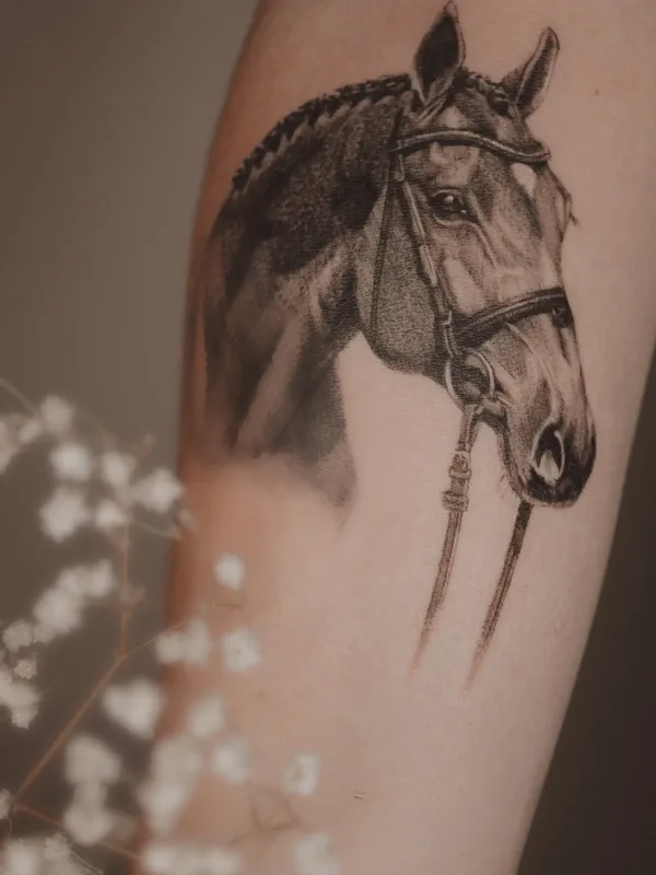 black and grey realism Tatuaggio su forearm #38185 | Tatuatore Лена Штарк 