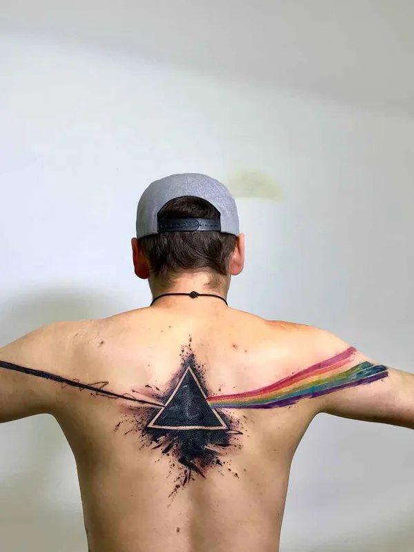 male color illustrative tatouage sur upper back #15869 | Artiste tatoueur Emrah de Lausbub