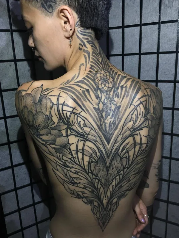 female black and grey blackwork татуировка на full back #34629 | Тату мастер Raphcemo