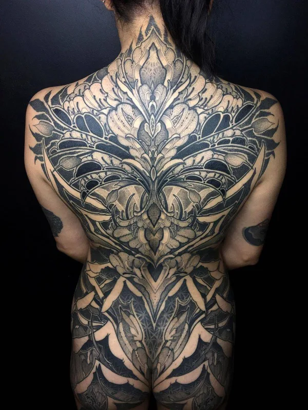 female black and grey ornamental татуировка на full back #34638 | Тату мастер Raphcemo