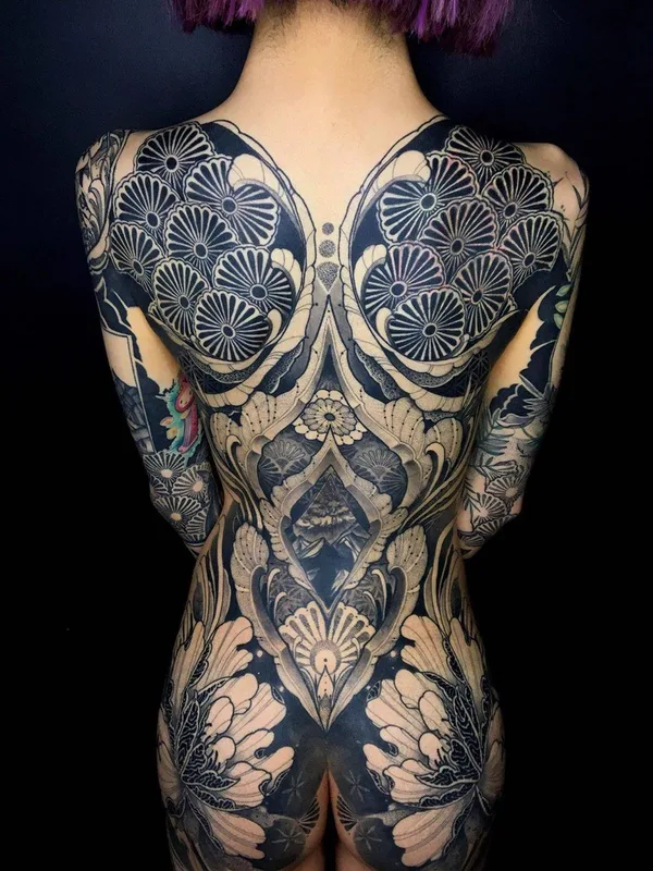 female black and grey ornamental татуировка на full back #34639 | Тату мастер Raphcemo