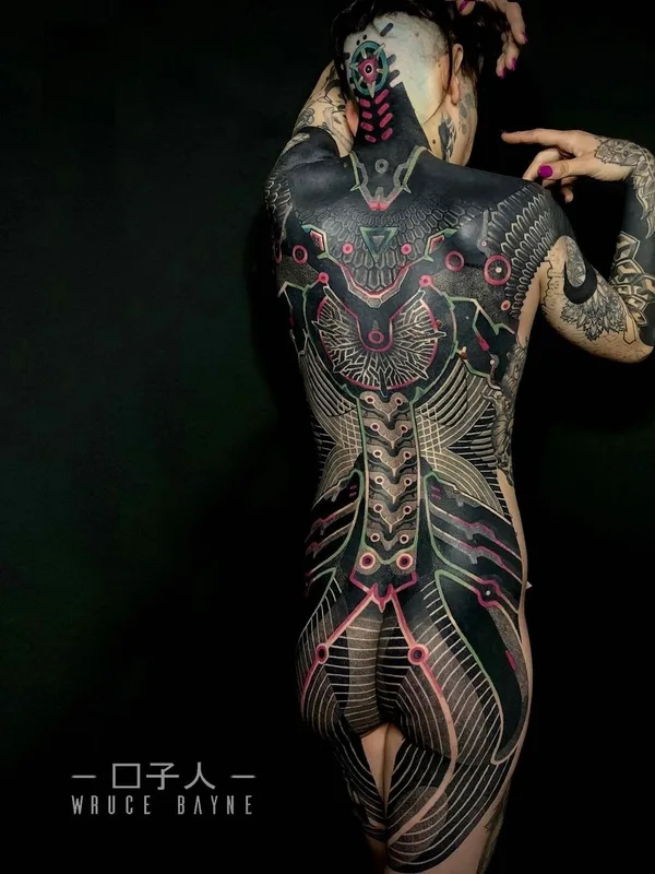 color geometric tatuaje en full back #63508 | Tatuador Wruce Bayne