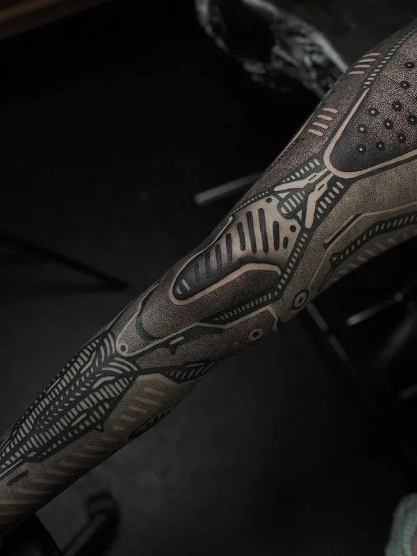 black and grey biomechanical tatuaje en full sleeve #63507 | Tatuador Wruce Bayne
