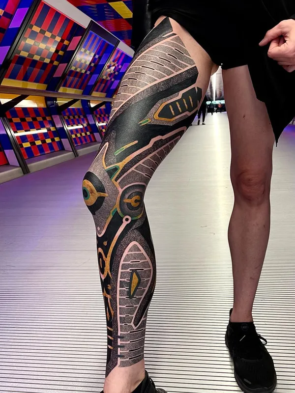 black blackwork tatuaje en full leg #63510 | Tatuador Wruce Bayne