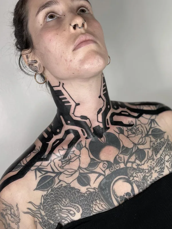 female black blackwork tatuaje en neck #63512 | Tatuador Wruce Bayne