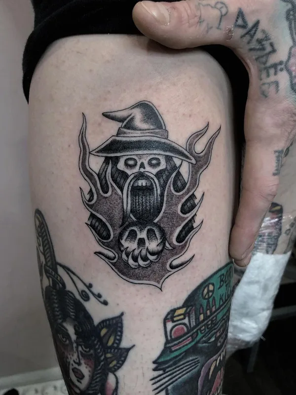 black and grey old school Tatuagem em thigh #63535 | Tatuador Maksim Trad