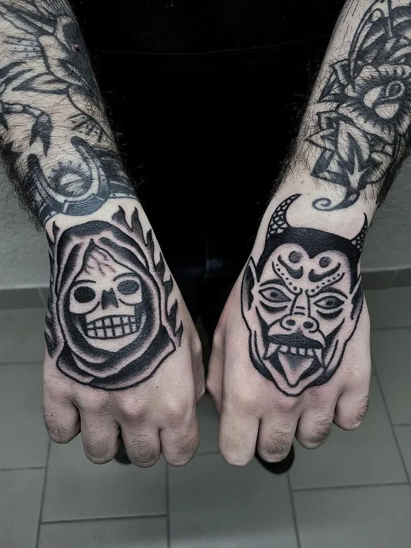 black traditional Tatuagem em back of hand #63533 | Tatuador Maksim Trad