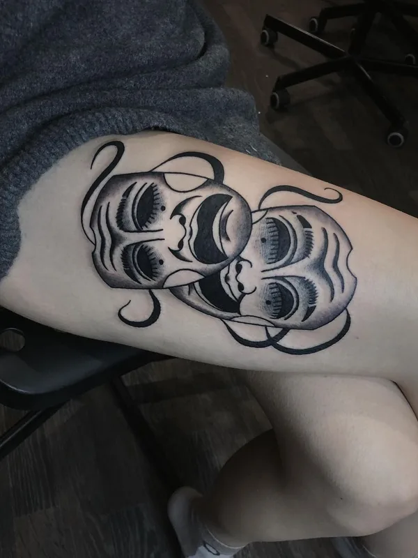 black and grey blackwork Tatuagem em thigh #63534 | Tatuador Maksim Trad