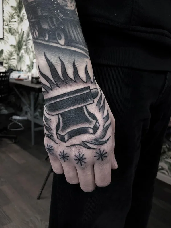 black blackwork Tatuagem em hand #63536 | Tatuador Maksim Trad
