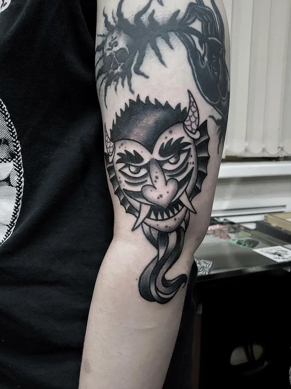 black and grey old school Tatuagem em forearm #63540 | Tatuador Maksim Trad