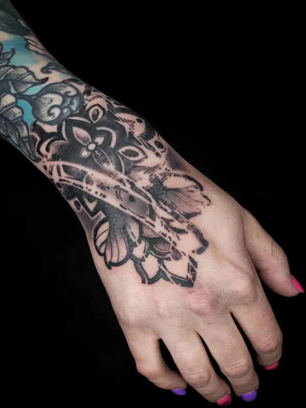 female black and grey blackwork Tatuaggio su hand #63559 | Tatuatore Антон Глухих