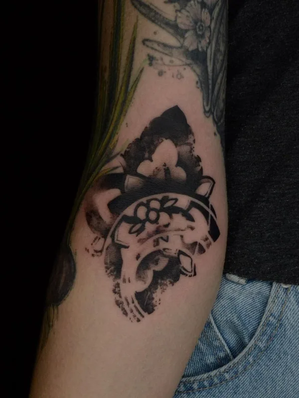 black and grey blackwork Tatuaggio su forearm #63566 | Tatuatore Антон Глухих