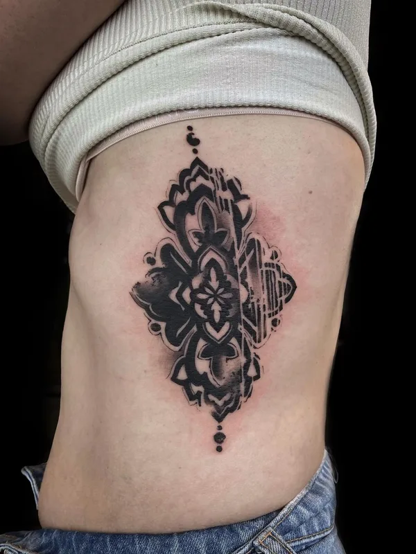 black blackwork Tatuaggio su side #63563 | Tatuatore Антон Глухих