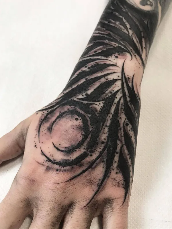 black blackwork tattoo on hand #29338 | Tattoo Artist Felix Seele