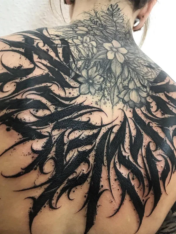 female black blackwork tattoo on upper back #29332 | Tattoo Artist Felix Seele