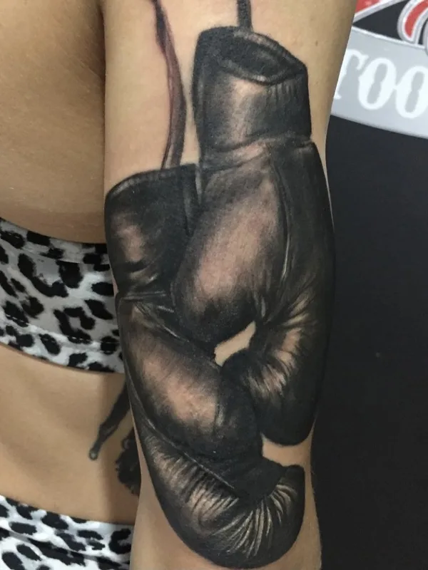 black and grey realism Tatuaggio su upper arm #39122 | Tatuatore Bevan