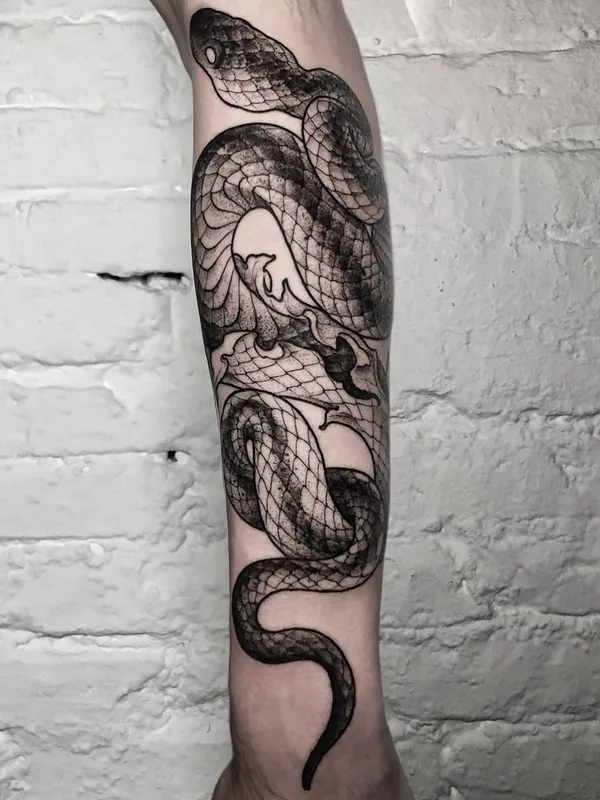 black and grey blackwork tatouage sur forearm #41572 | Artiste tatoueur doskaladas