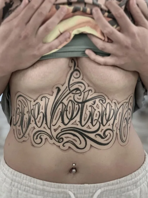 female black and grey lettering 纹身 在 sternum #41589 | 纹身师 Niorkz