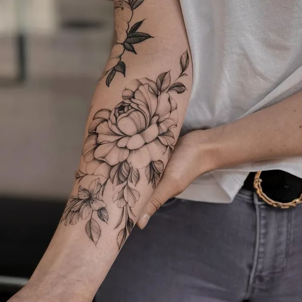 Feminine tattoo by Nicazky in Zürich