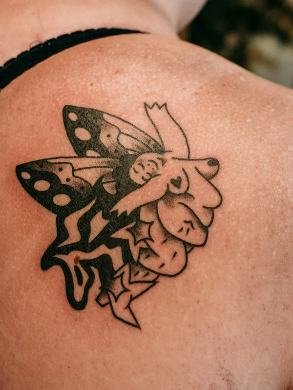 female black blackwork Tatuaggio su shoulder blade #73191 | Tatuatore Toni PNW