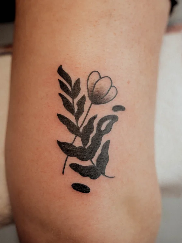 black blackwork Tatuaggio su thigh #73192 | Tatuatore Toni PNW