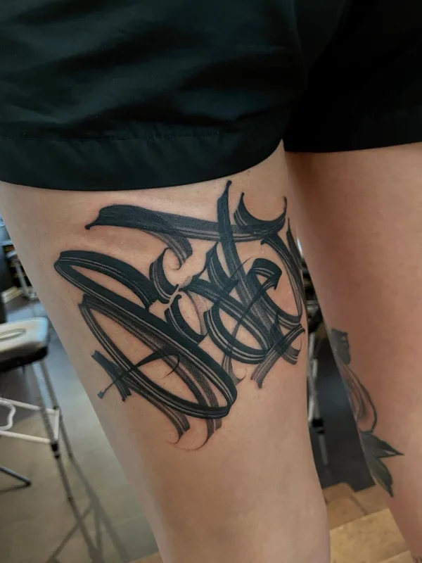 black calligraphy Tatuagem em thigh #59367 | Tatuador Dustin | DESUR