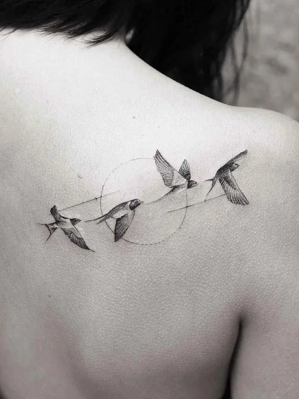 female black and grey fineline tatouage sur shoulder blade #17163 | Artiste tatoueur Alessandro Capozzi