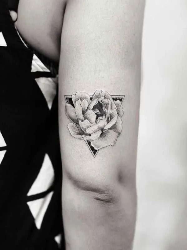 black and grey black and grey tatouage sur upper arm #17164 | Artiste tatoueur Alessandro Capozzi