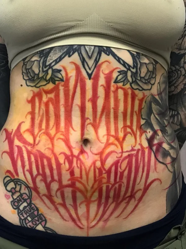 female color lettering tatouage sur stomach #49275 | Artiste tatoueur Стас Каниовский
