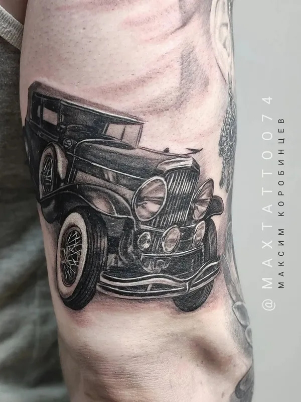 black and grey realism tatouage sur bicep #52776 | Artiste tatoueur Максим Коробинцев