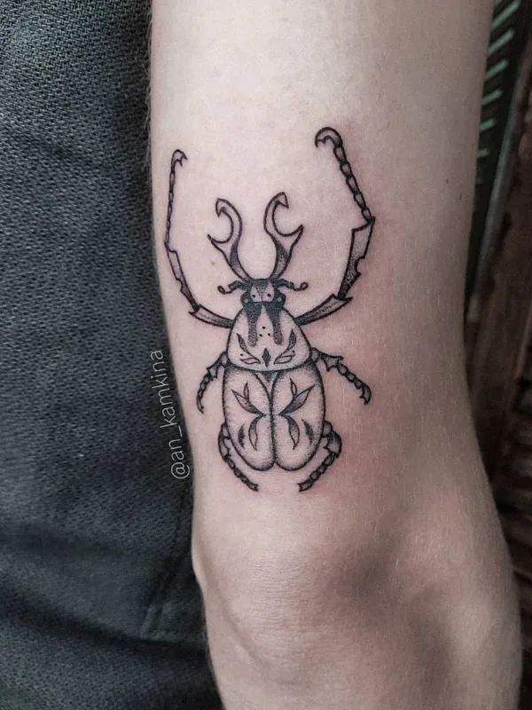 black linework 纹身 在 forearm #52789 | 纹身师 Анастасия Камкина