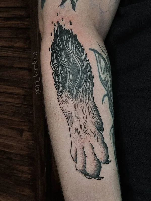 black and grey blackwork 纹身 在 forearm #52786 | 纹身师 Анастасия Камкина
