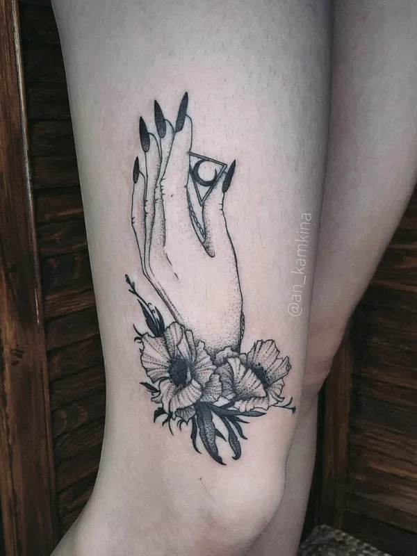 black and grey blackwork 纹身 在 thigh #52791 | 纹身师 Анастасия Камкина